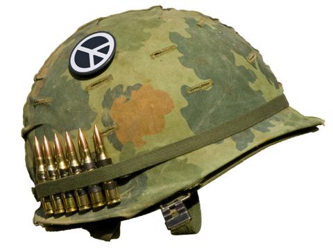 军用头盔挡不住子弹?为何士兵都要佩戴?看完就明白了