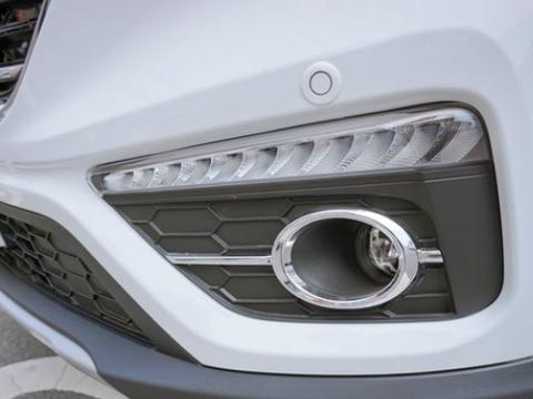 奔腾森雅R9，倒梯形的进气格栅中网面积超大，看起来十分精致