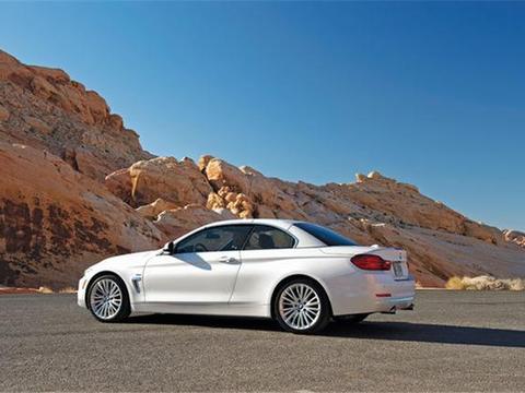 场地突然出现宝马小黄车！你们快来看看这车有多‘黄’