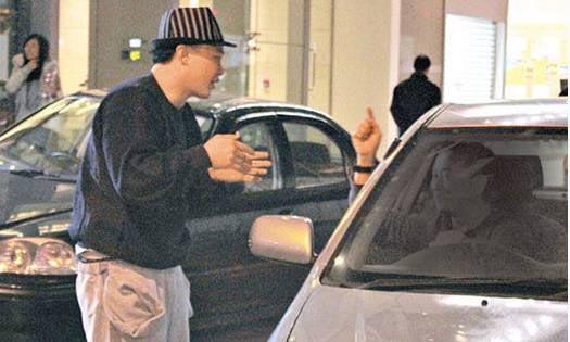 范冰冰开霸气G55，陈奕迅酷爱阿斯顿马丁，这位明星却只开帕萨特