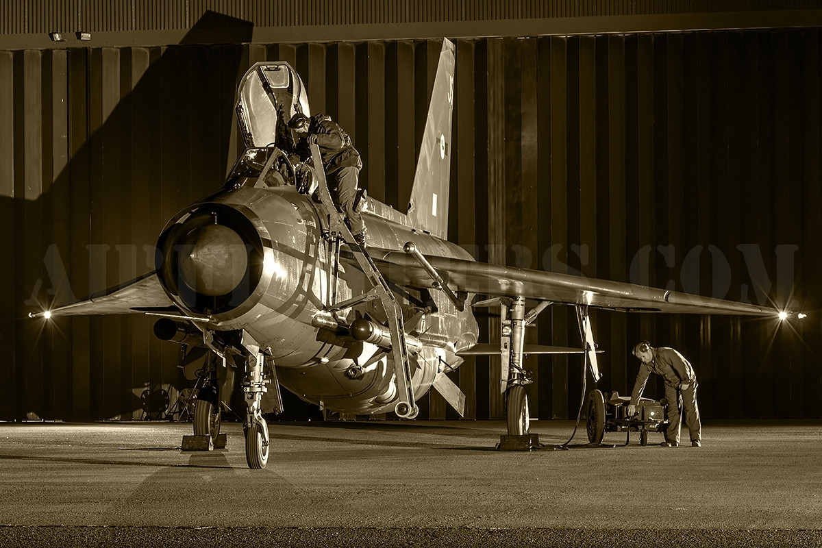 早期的喷气式战斗机样子都很丑啊,典型之一英