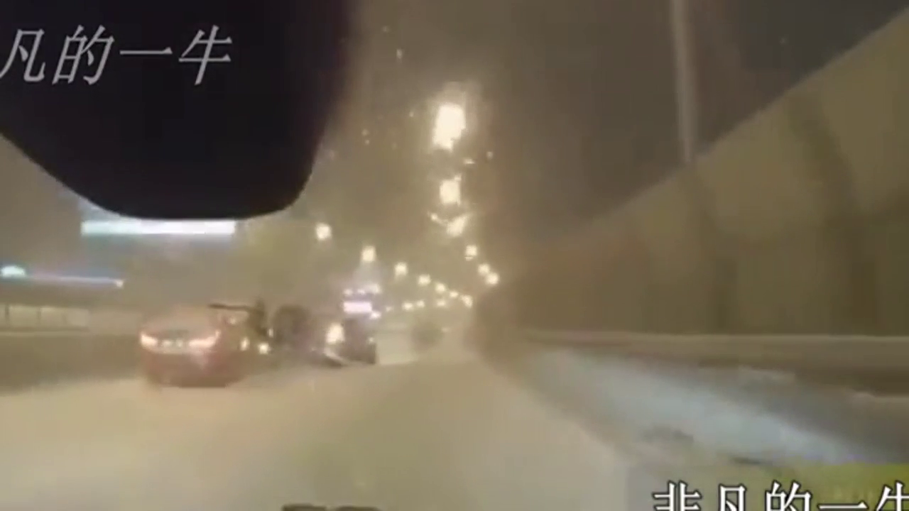 真厉害，电动车才是老司机感觉不对劲就果断停车不去轻易冒险