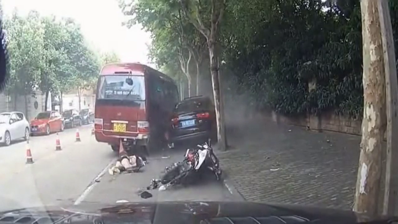 真厉害，大客车摁18电动车依旧装傻充愣3秒后奥迪无辜变废铁