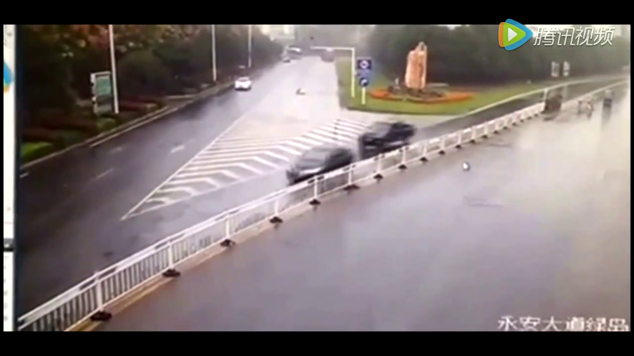 马路中央若无其事逆行，电动车女子付出了惨痛代价