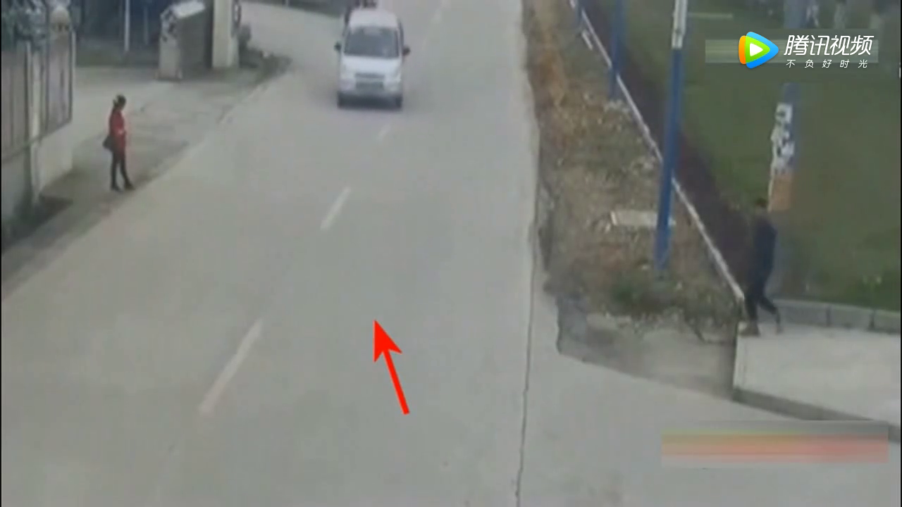 低空飞行的电动车，猛烈撞上面包车，可怕一幕