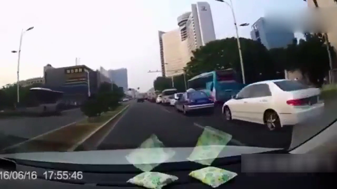 骑电动车的看看，别一出事儿就说是开车的全责！