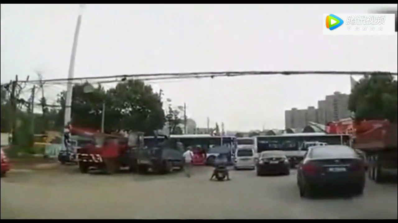 任凭小车怎么按喇叭，电动车就是不让行，接下来一幕万万没想到