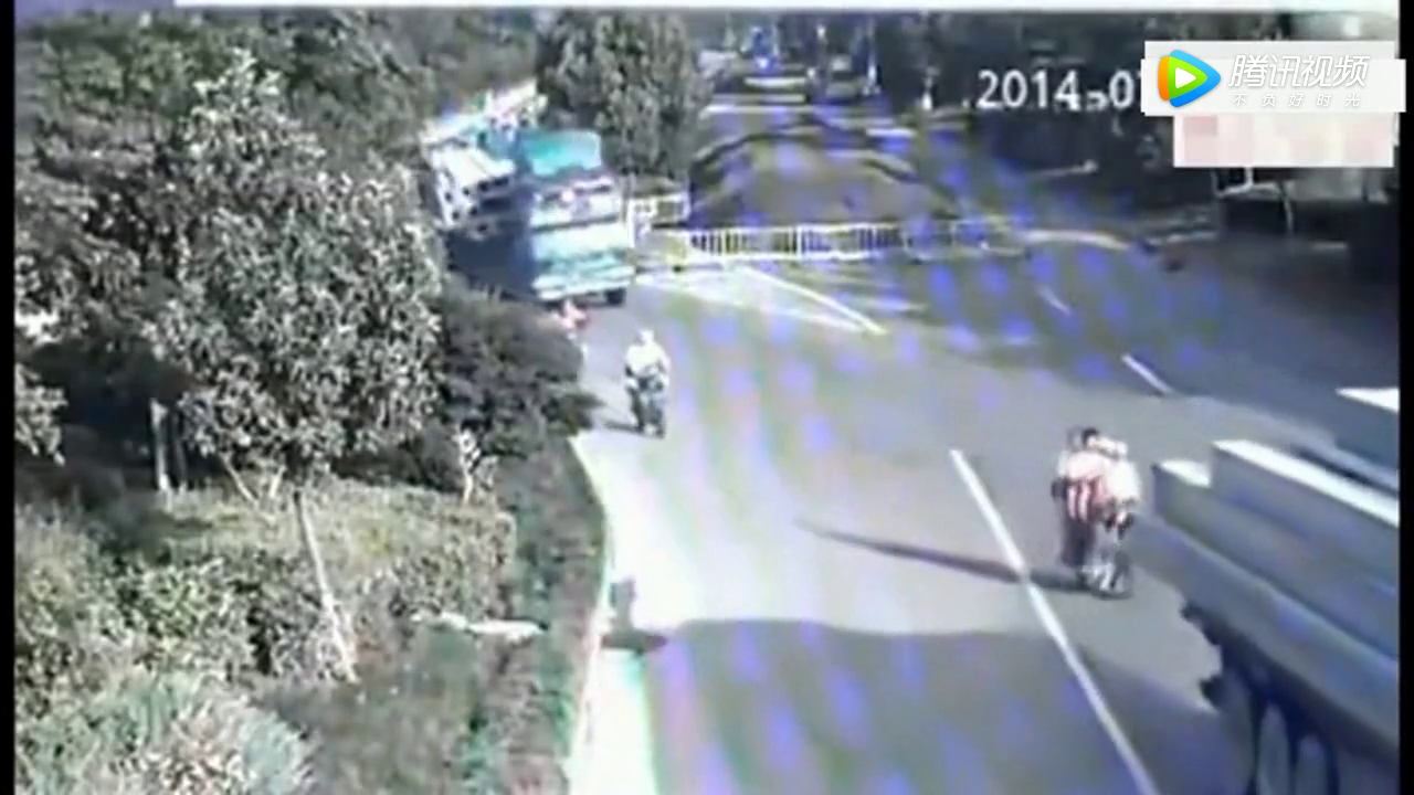 大货车为救下嚣张的电动车，下一幕感动所有人