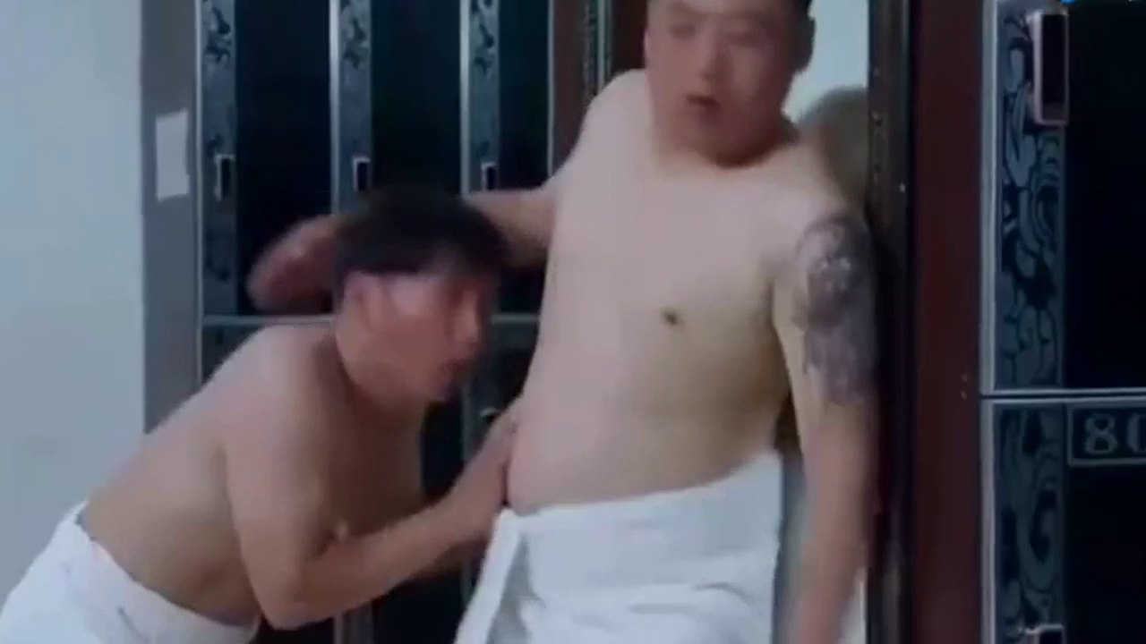 宋晓峰浴场洗澡假装黑社会,把旁边的大哥吓的一愣一愣