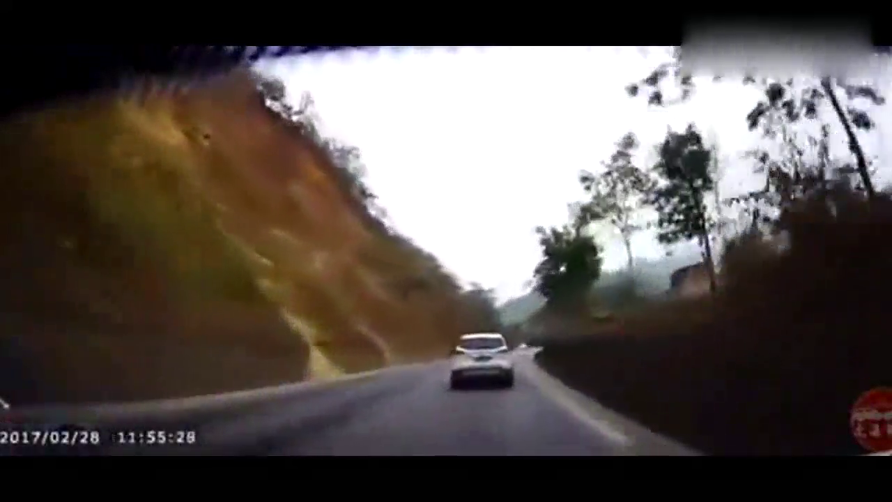 惨烈！转弯处面包车越线行驶，和suv轿车迎头相撞