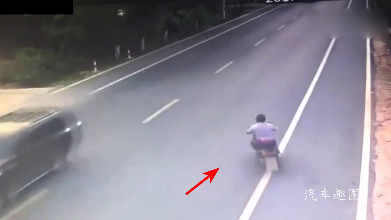 如果电动车司机早回头看一眼，也不会被两辆轿车撞上了！