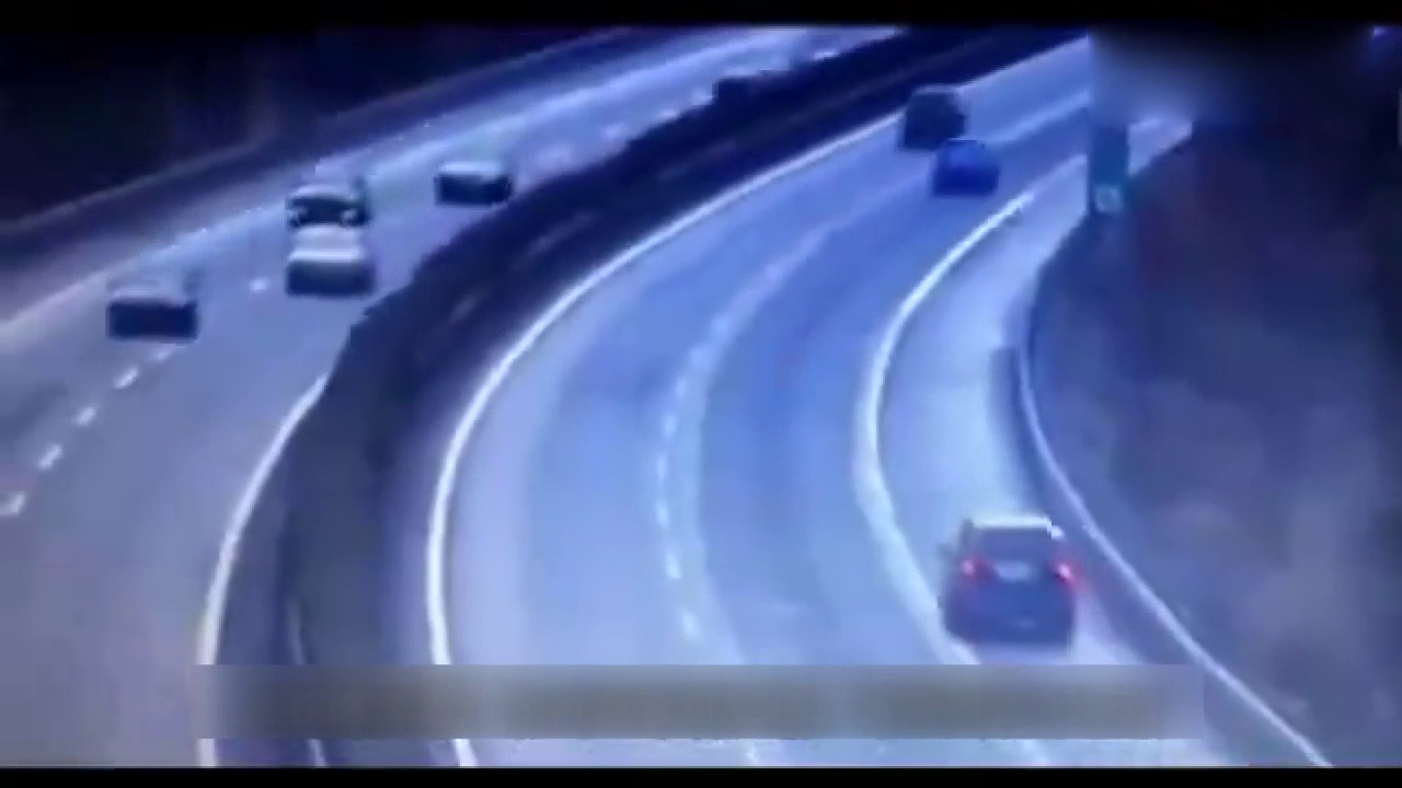 惨痛教训！宝马SUV高速随意停车30秒 瞬间被大巴秒杀