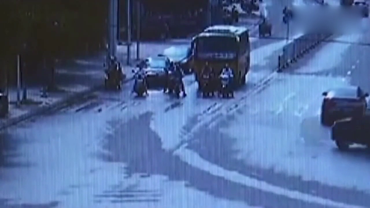 监控拍下这起车祸画面，等红灯几辆电动车真是倒了霉！