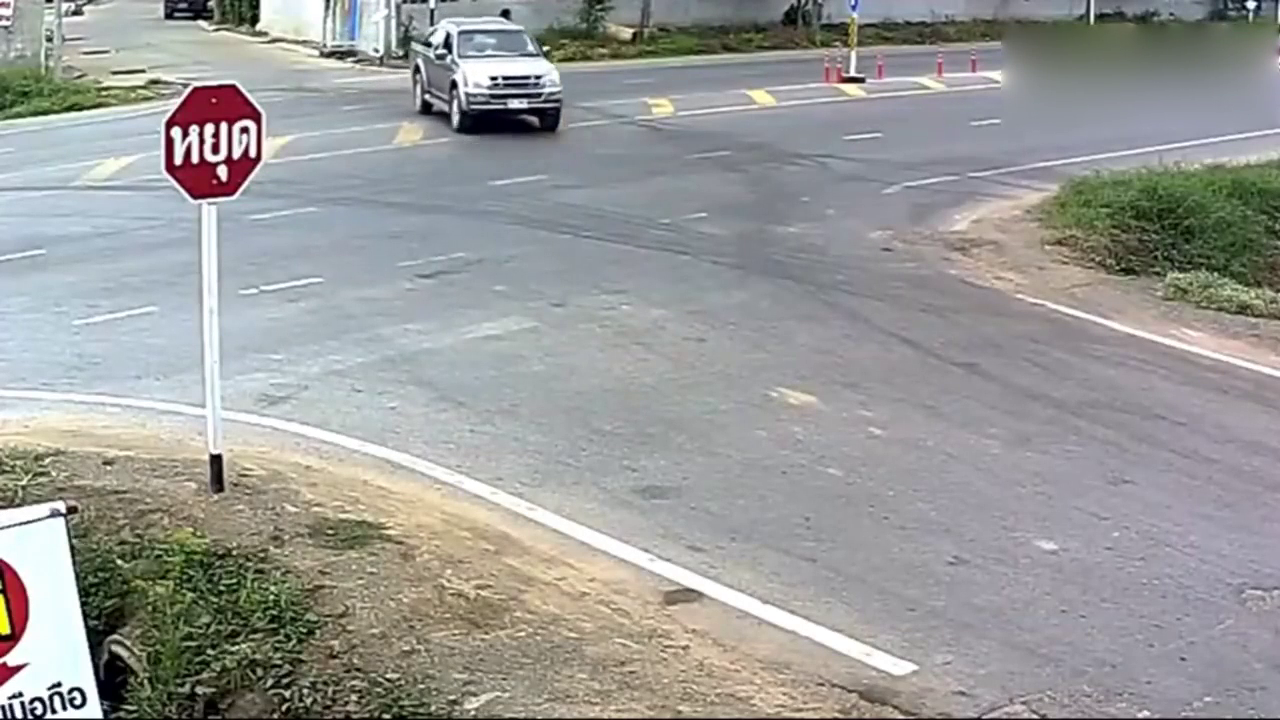 皮卡车没把电动车给撞飞，结果电动车却选择撞墙上