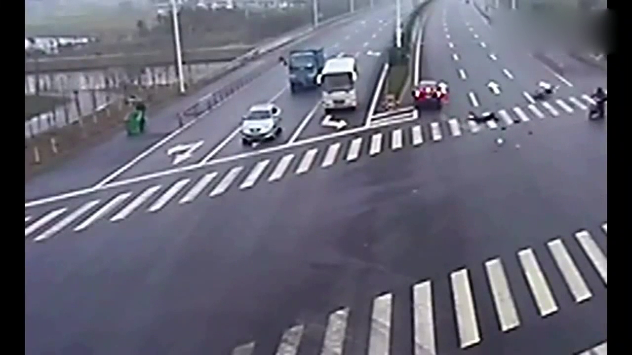 这些闯红灯的电动车，让轿车司机有苦说不出！