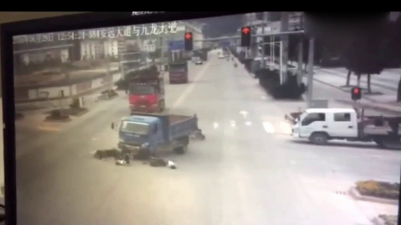 若不是监控拍下是大货车闯了红灯，这辆电动车又要被骂惨了！