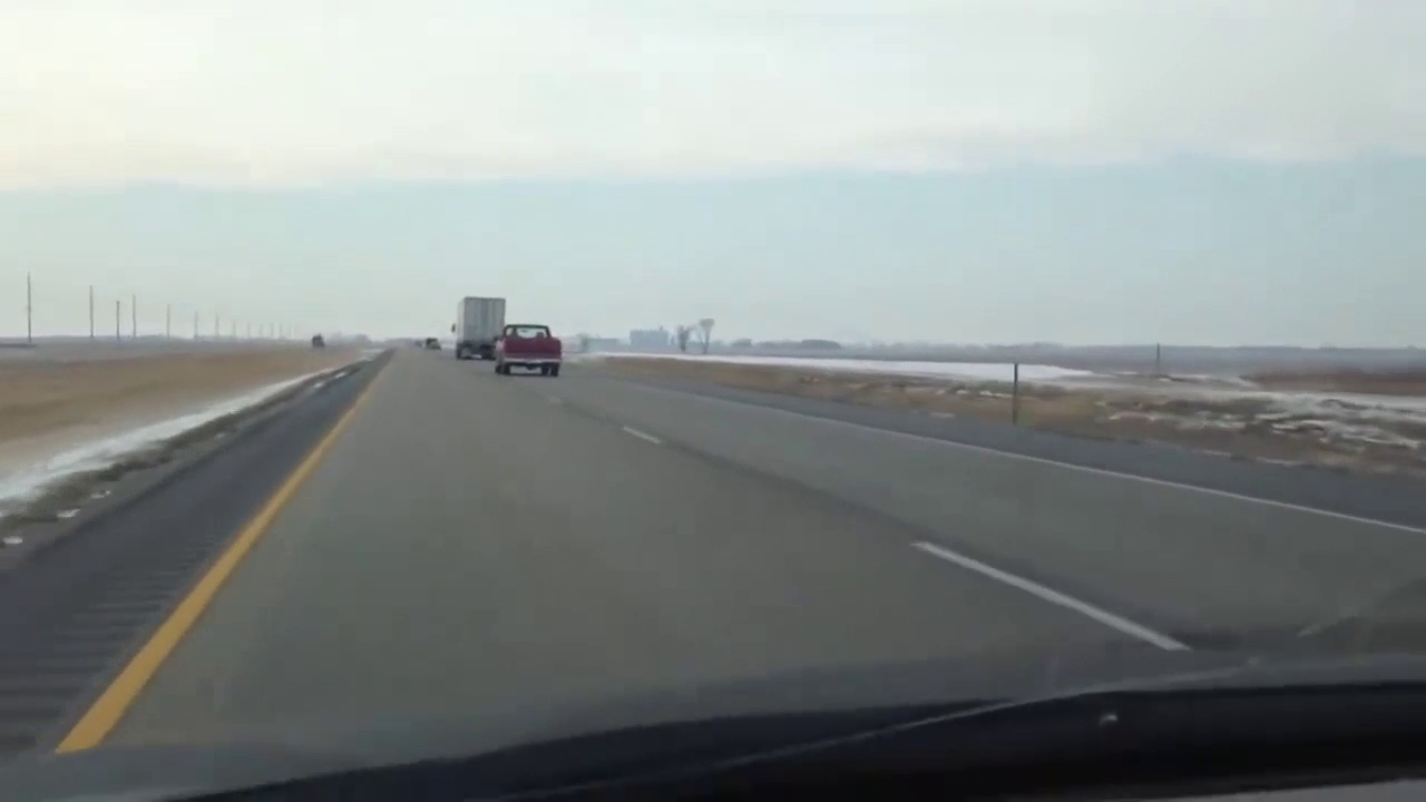 司机一直在评论前车，开始还觉得司机大惊小怪，最后却把我看傻