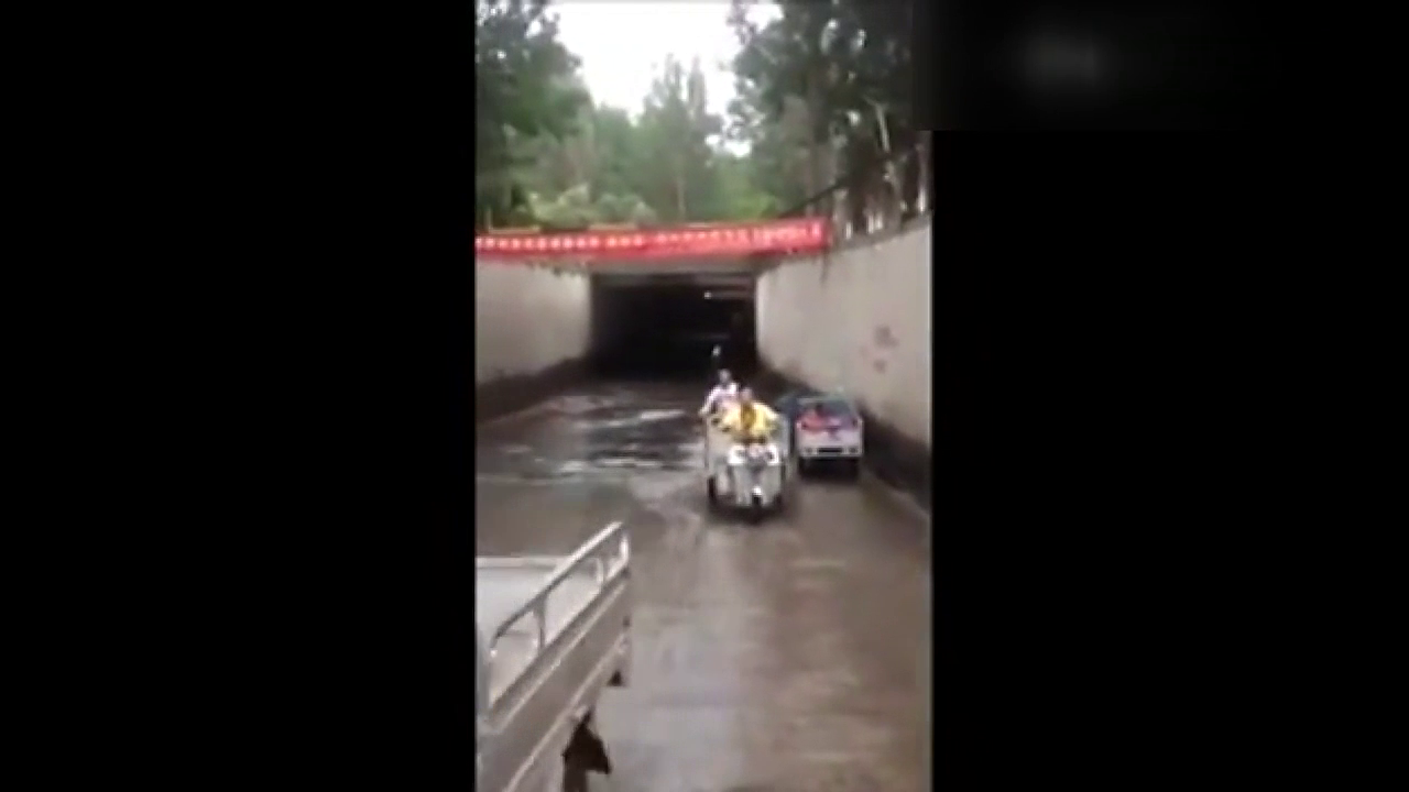 大雨过后的恐怖车祸，大卡车都被冲跑了