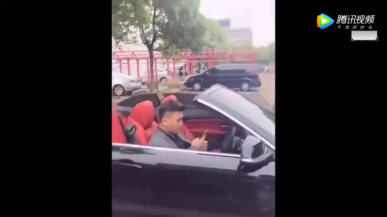美女搭讪跑车男司机，一句话把跑车男司机气得脸都绿了