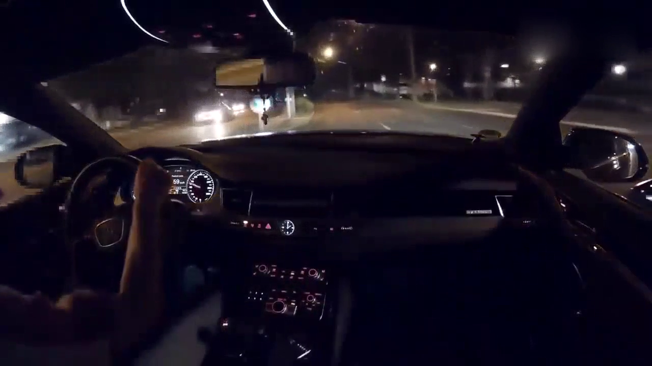 奥迪A8十字路口遇到跑车，地板油拼杀