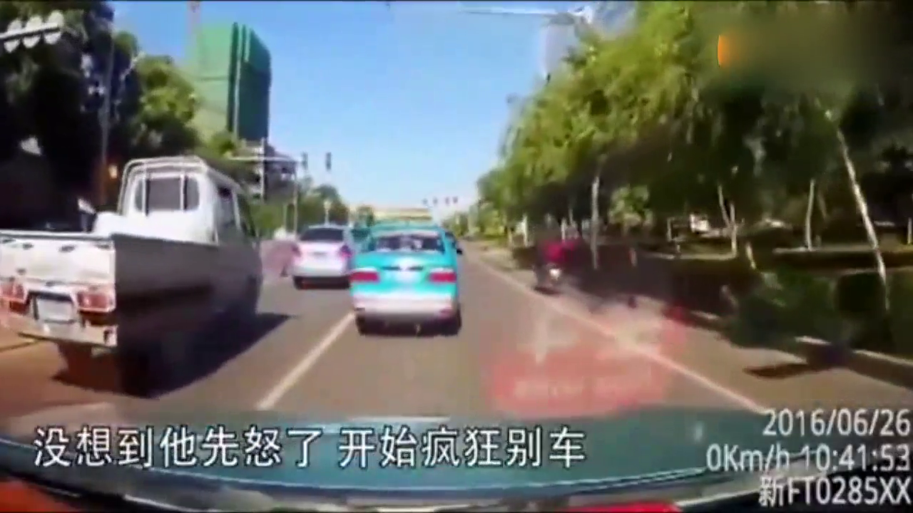 实拍出租车一分钟内被别8次，的哥最后忍无可忍