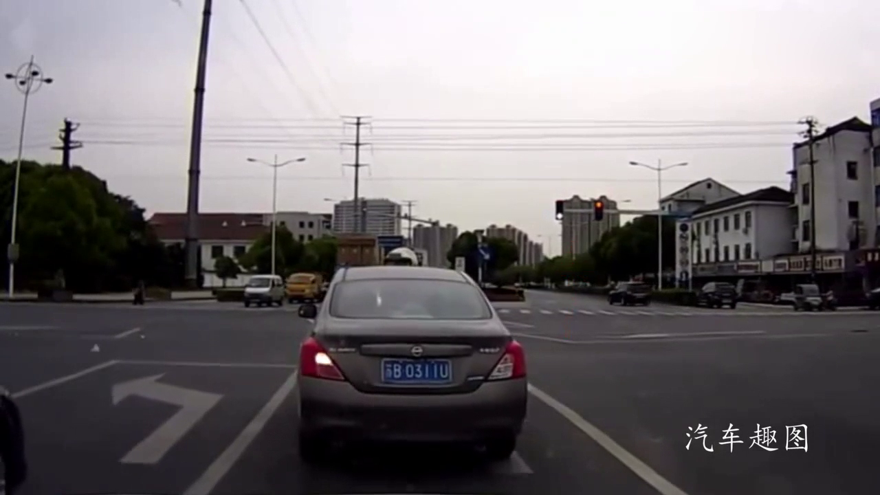 视频车拍下电动车被撞过程，没想到却是大货车闯了红灯！