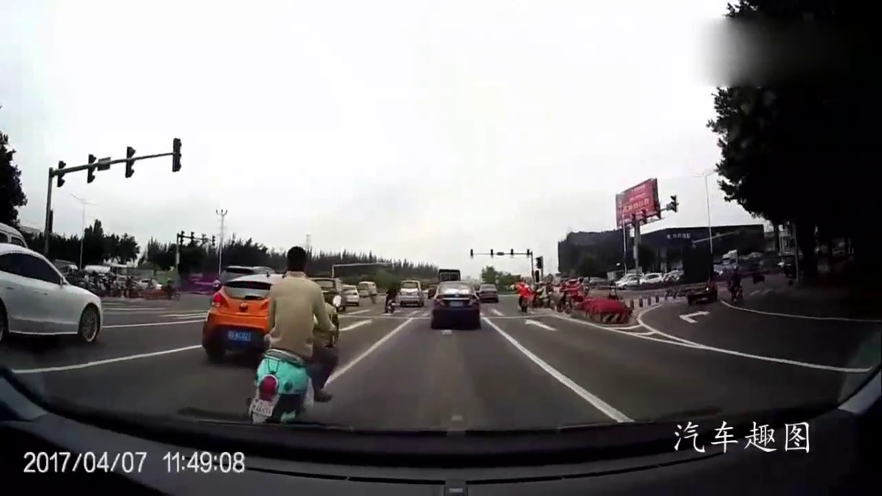 骑个电动车都这么狂，遇到路怒症司机他就完了！
