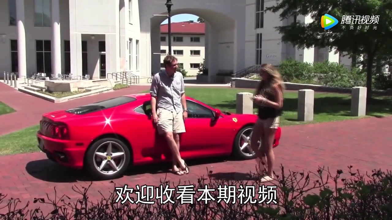 外国小伙恶搞路人，将跑车放在路边，行人最后没挡住诱惑