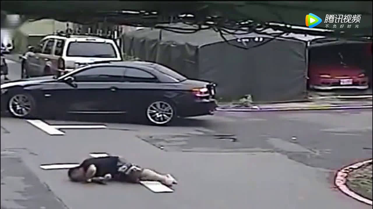 奔驰女司机撞到电动车，下车后直接这样做，也太掩耳盗铃了吧  ​