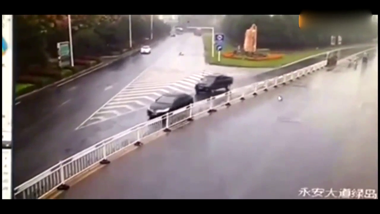 马路中央若无其事逆行，电动车女子付出了惨痛代价