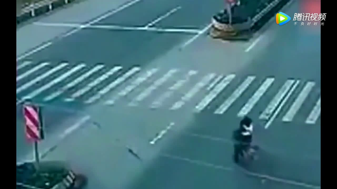 大货车都停下来了，不怕死的电动车女司机还往上冲  ​