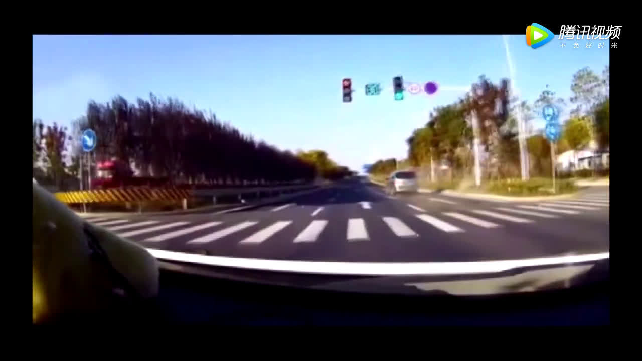 春运平安行：电动车大胆闯红灯，直接被商务车终结生命  ​