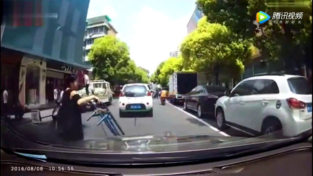 妹子横穿马路，不慎被电动车大妈撞了，记录仪拍下尴尬3秒