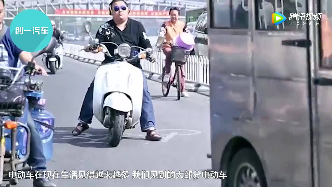 这辆电动车有多轻呢？跟一辆自行车差不多，网友：雅迪你怎么看？  ​