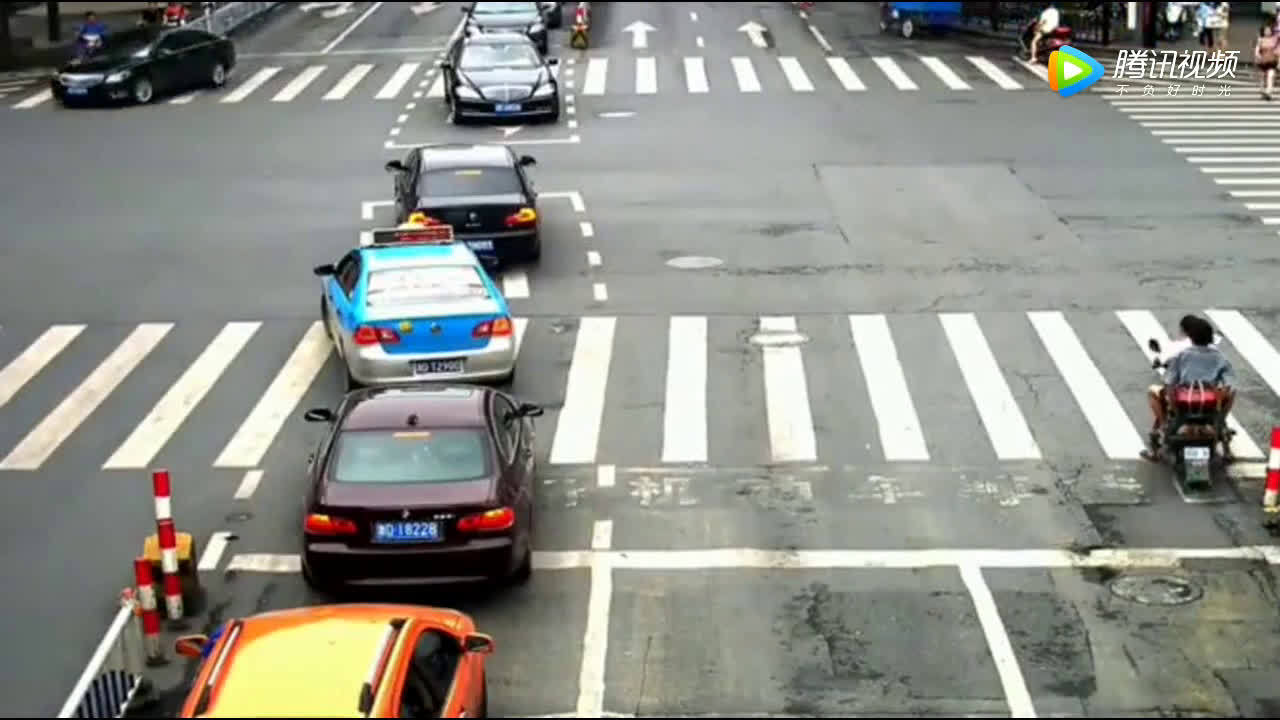 红灯还剩4秒，唯独电动车闯了出去，监控拍下绝望的3秒  ​