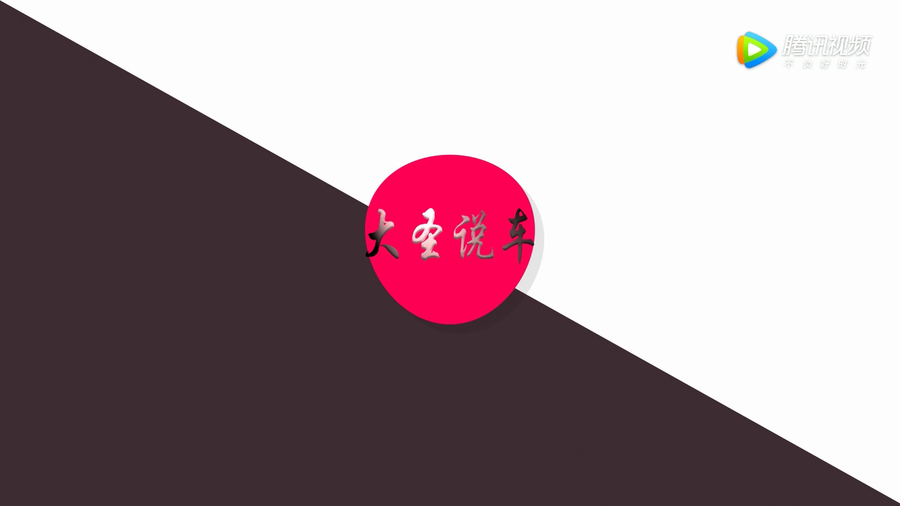 监控实拍电动车与轿车相撞后，女子摔倒姿势有点尴尬哟！