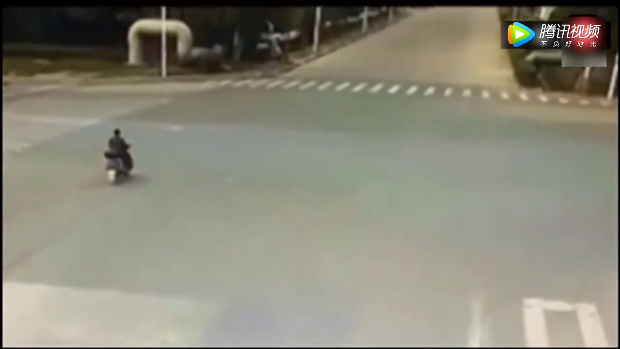 监控实拍：电动车闯红灯，车轮下逃过一劫，接下来的更恐怖