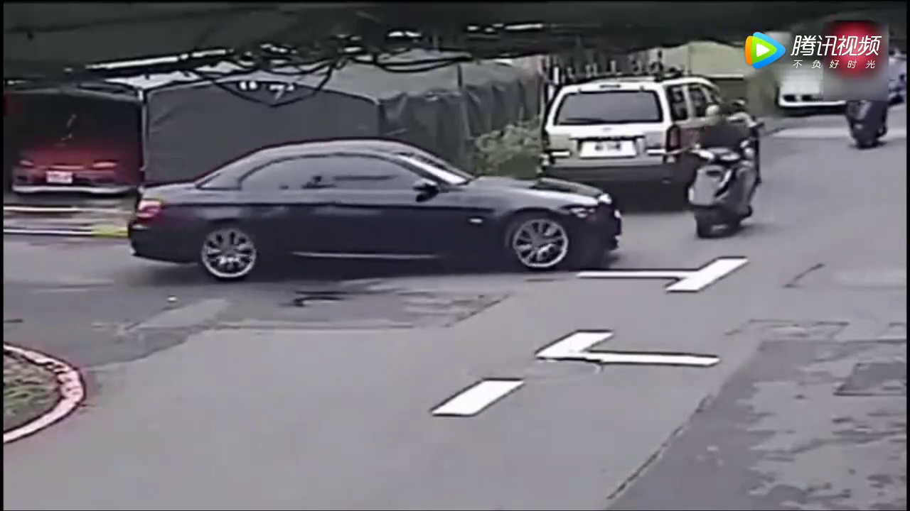 监控实拍：奔驰在路口撞飞电动车，女司机下车后竟然如此无耻举措