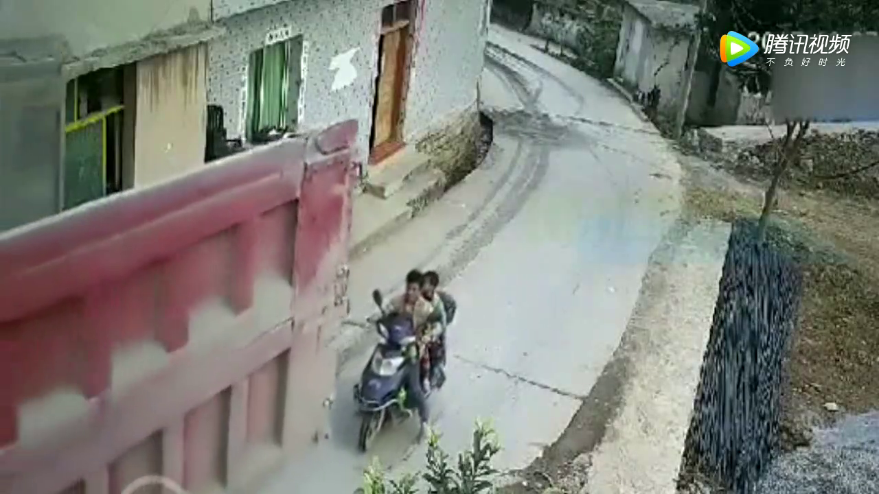 监控实拍：货车、电动车突停下，10秒后可怕一幕发生了