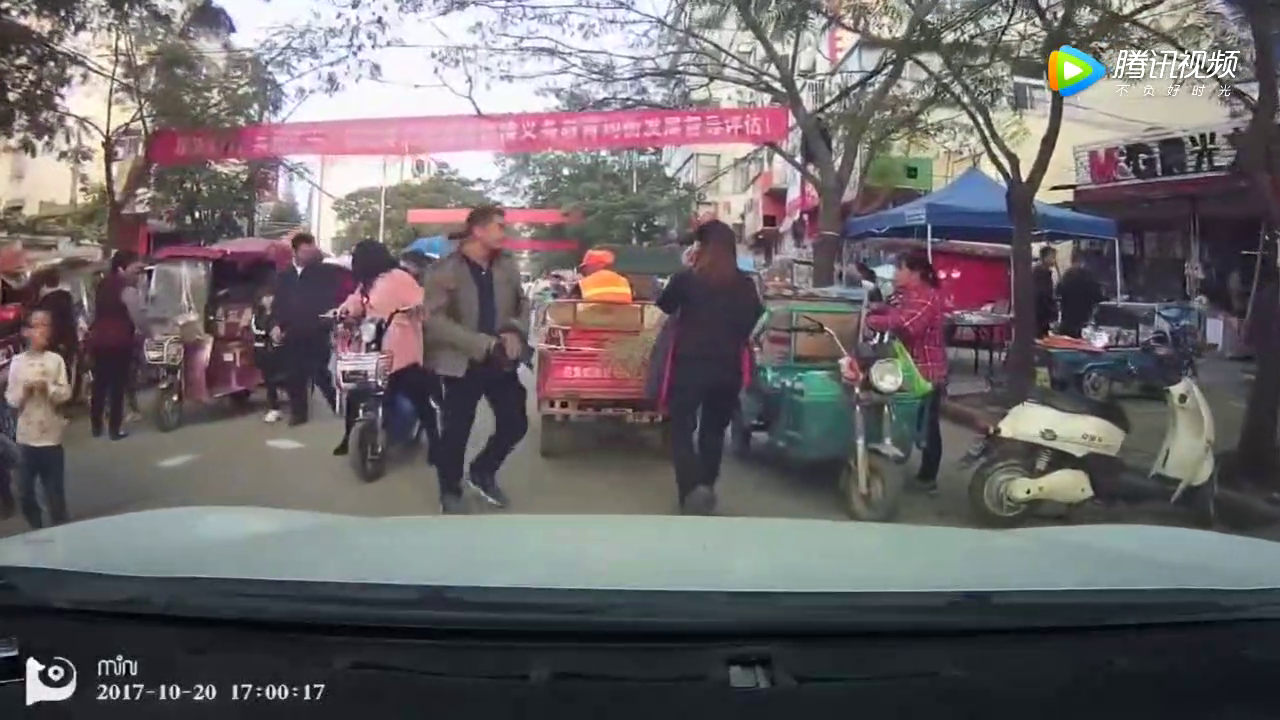 年轻妈妈骑电动车太大意了，记录仪拍下小偷明目张胆的偷手机