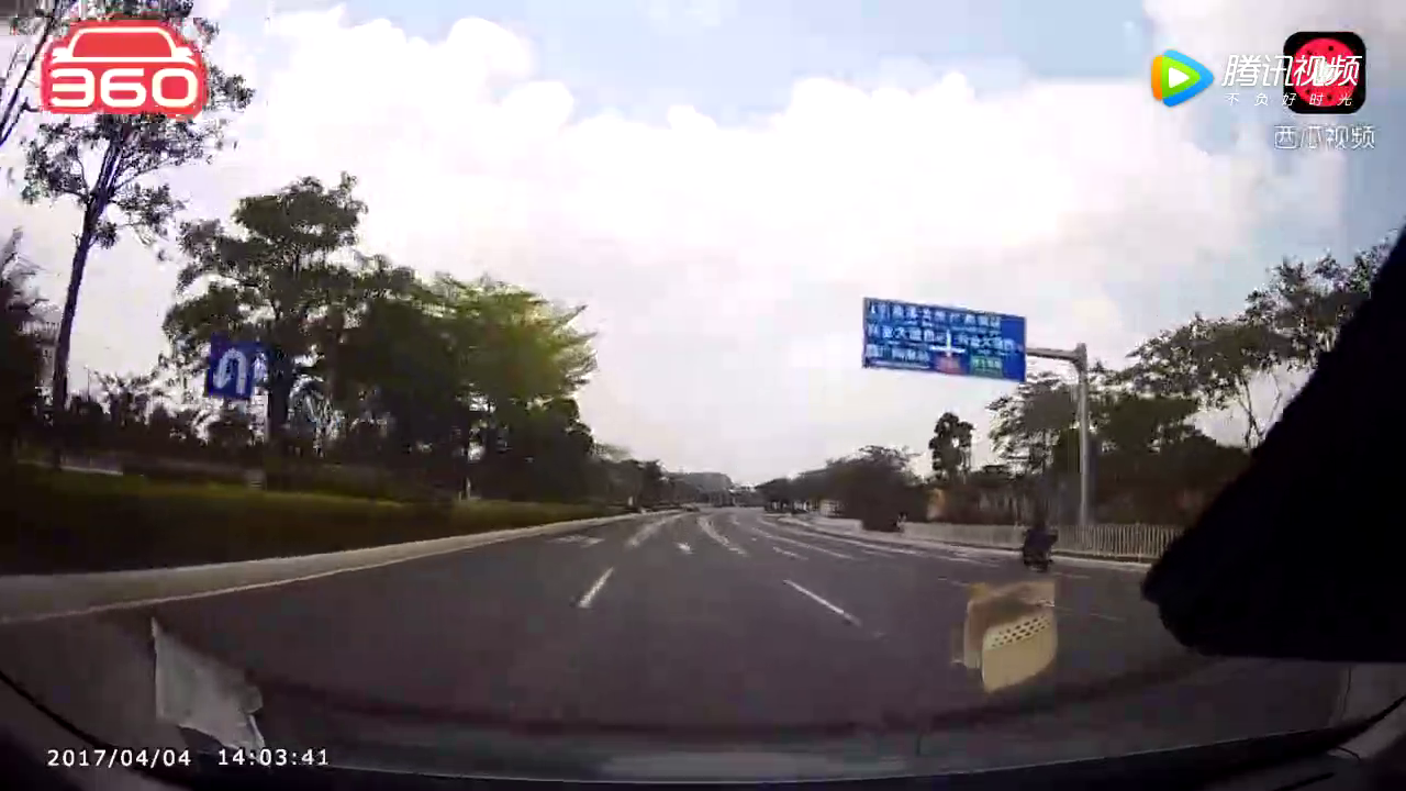 记录仪实拍，电动车闯红灯发生车祸