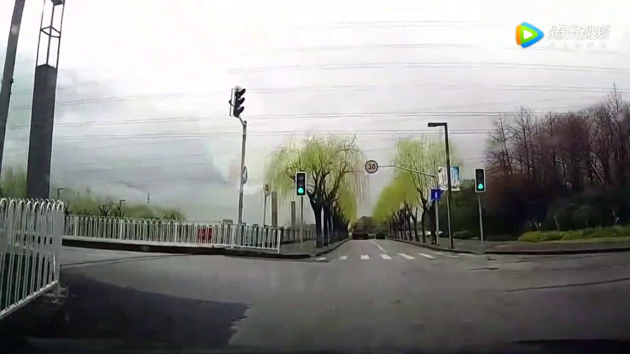 不得不佩服这些骑电动车的，横冲直撞根本不看车  ​