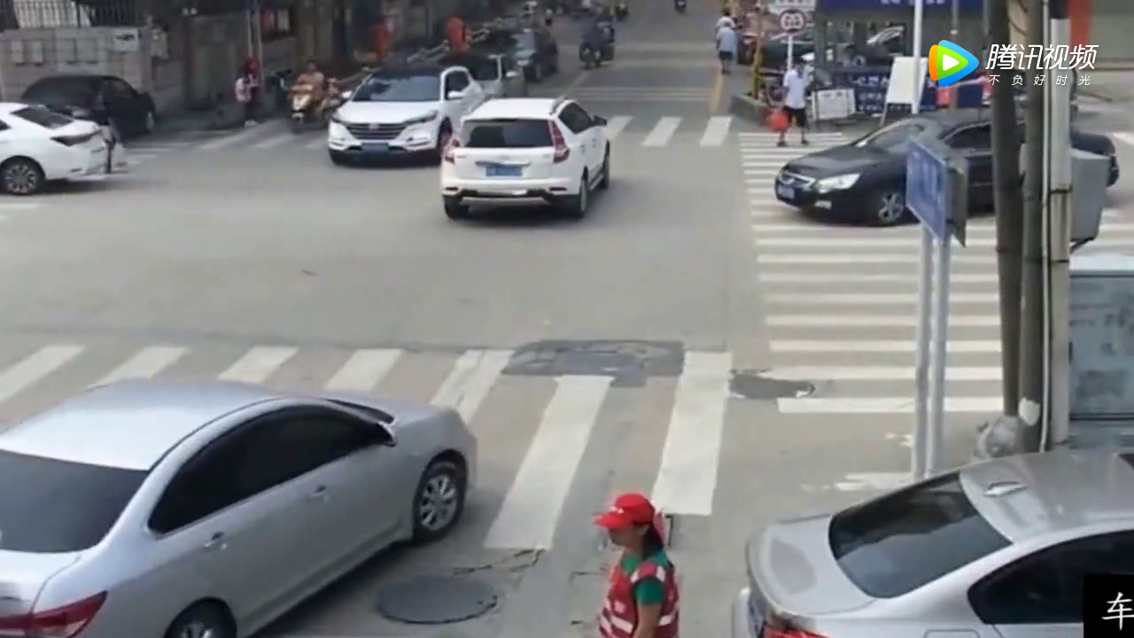 俩女子路边喊破了喉咙，电动车女子还装傻充愣，3秒后他老公绝望