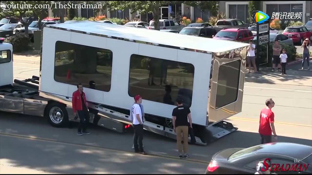 土豪订购的超级跑车到货了， 打开车厢后，不禁倒吸了一口凉气！