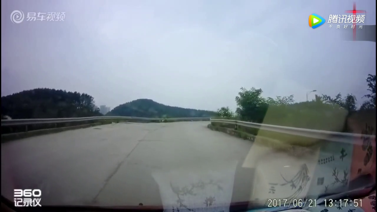 情侣骑电动车山顶公路秀恩爱，记录仪拍下作死的一幕