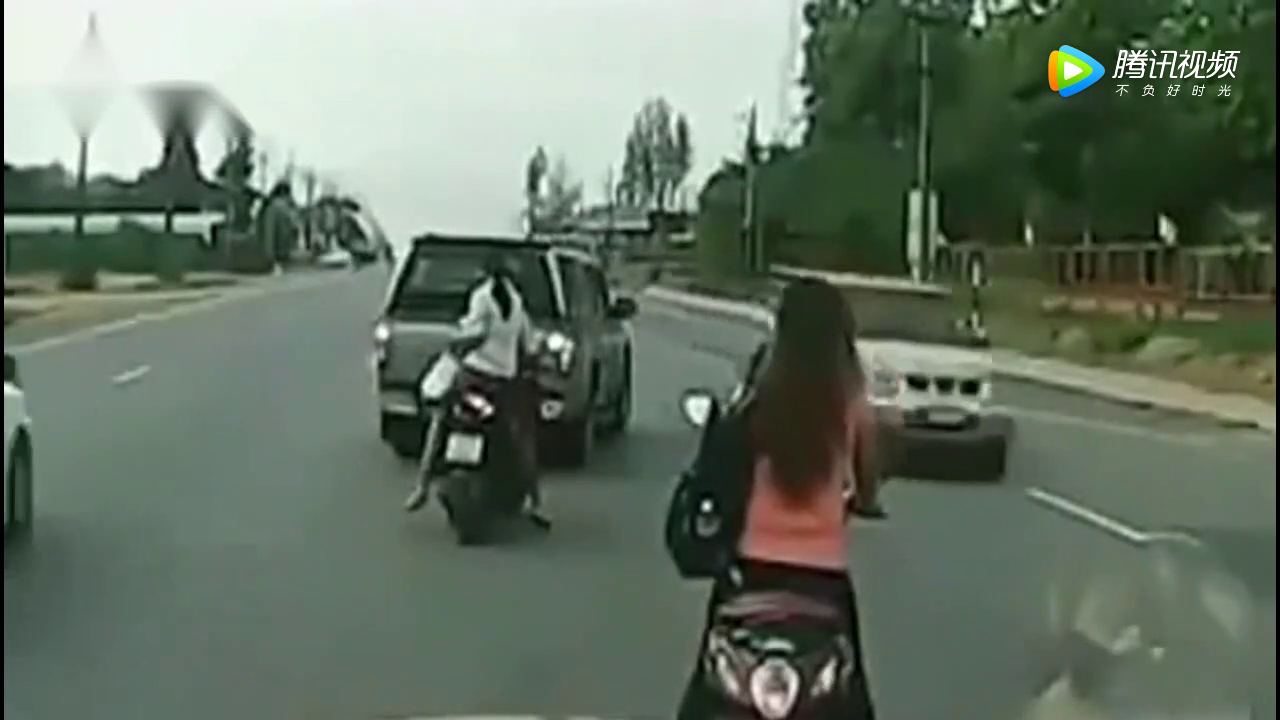 悲剧！两电动车姑娘停车准备过马路，却祸从天降