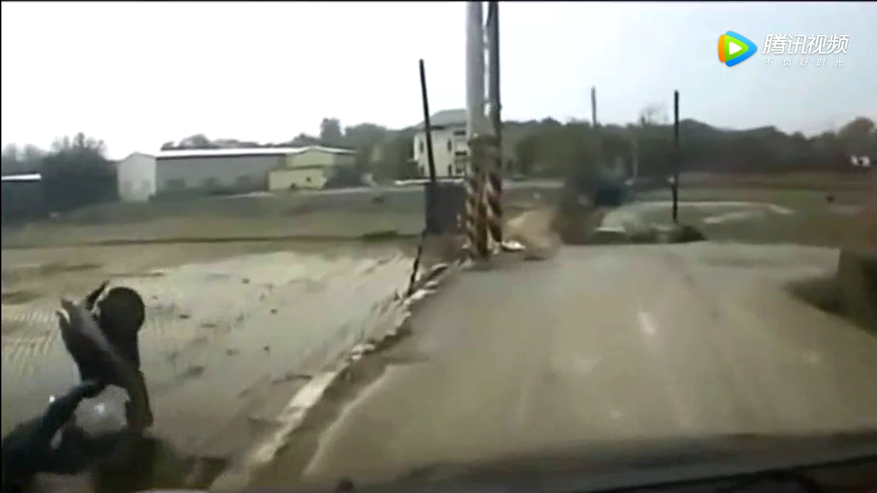 遇上弯道，电动车直冲田野投入大自然怀抱，真心拦不住！