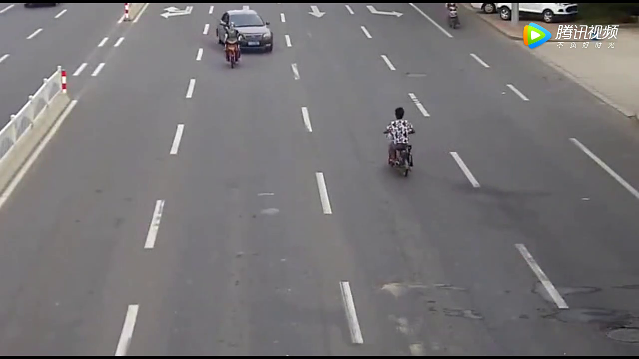 2辆不守规矩的电动车，可恨可怜更可恶，最终放弃了活命的机会