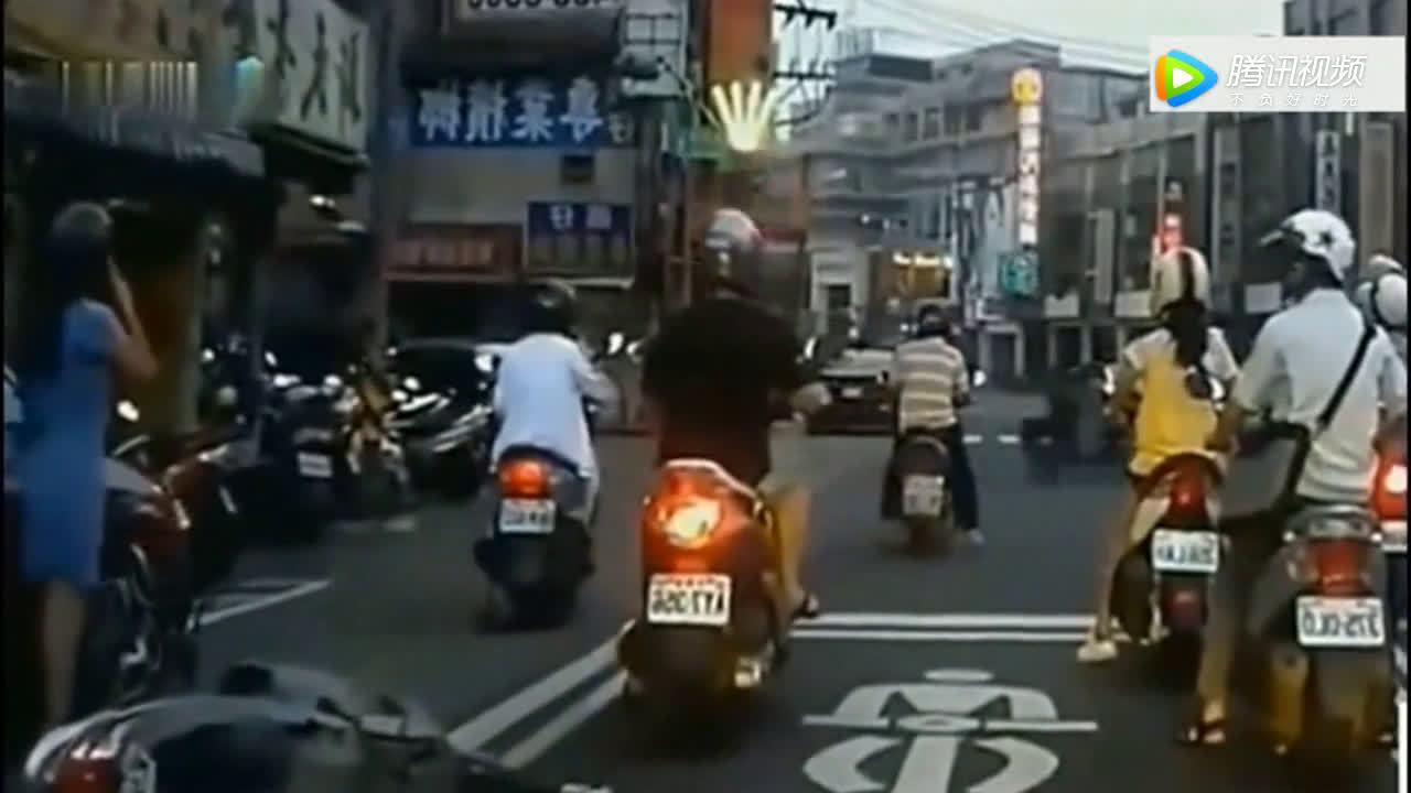 女孩路边等红灯，没想到电动车男子如此胆大妄为  ​