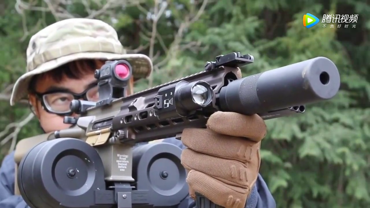 日本仿hk416自动bb枪,30米内弹无虚发,一次上弹数千发